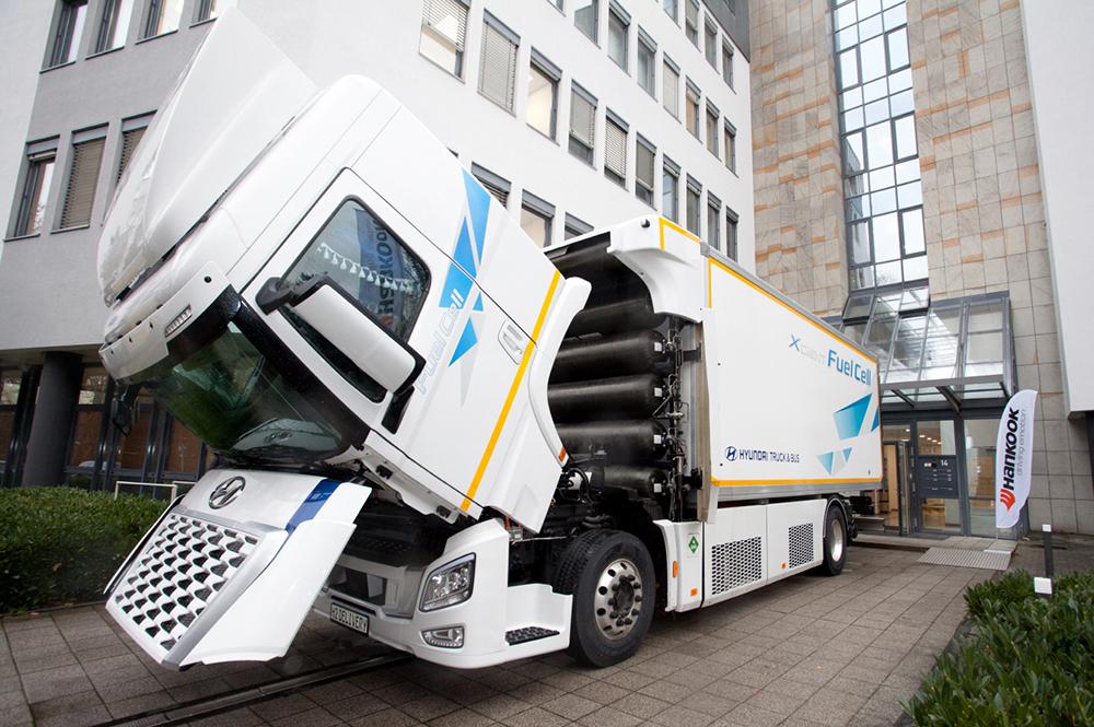 HankookTirelaunchesroadshowwithhydrogenpoweredHyundaiXCIENTFuelCelltruck4